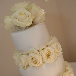 Yellow roses to decorate a wedding cake 