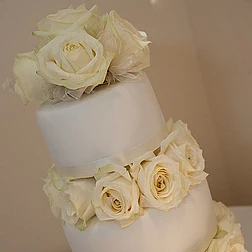 Yellow roses to decorate a wedding cake 