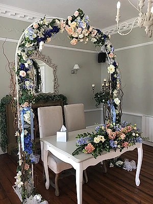 Arch and top table at registry office in warwickshire